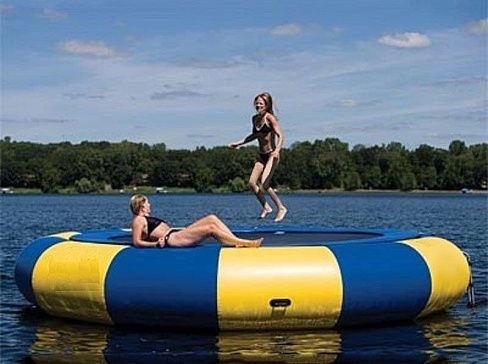 Надувной круглый водный батут на море, озеро, пляж