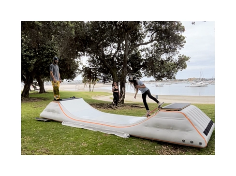 Надувная мобильная рампа для катания на скейтборде