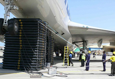 Надувные пневмокаркасные подъемники для эвакуации и ремонта самолета